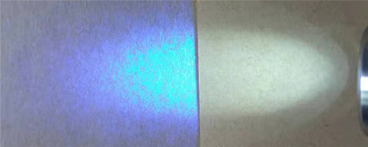 再生浆牛皮纸与原浆牛皮纸在荧光下的对比图